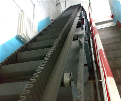 大倾角皮带输送机安装